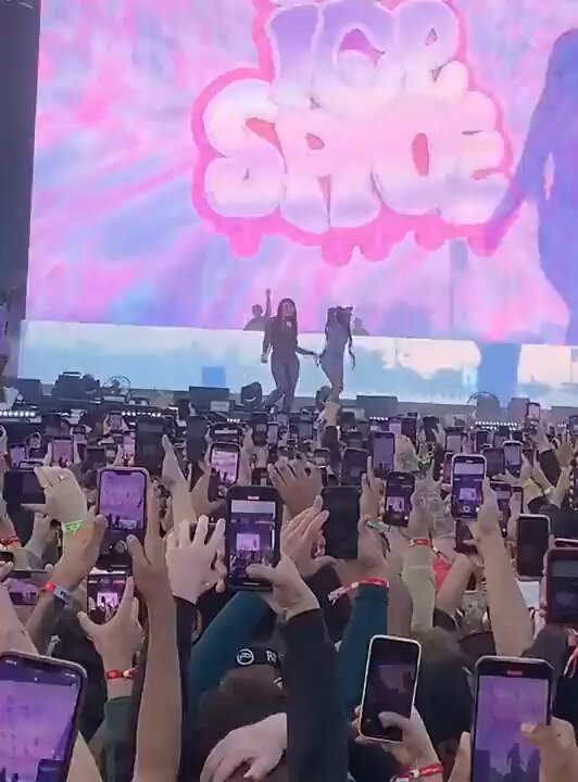 Ice Spice Concert without any Phones in sight